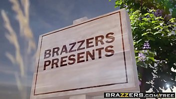 Brazzers - Milfs Like It Big - Pervert In The Park Scene Starring Alexis Fawx Romi Rain And Keiran L free video