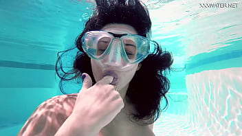 Brita Piskova Masturbates Underwater In The Swimming Pool free video